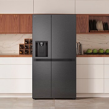 LG Side-by-Side Koelkast GSLC41EPPE in een matzwarte stalen afwerking, naadloos geïntegreerd in een moderne keuken met witte en houten kasten en een waterdispenser.