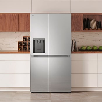 LG Side-by-Side Koelkast GSLC41PYPE in Prime Silver met water- en ijsdispenser, naadloos ingebouwd in een moderne keuken met witte en houten kasten.