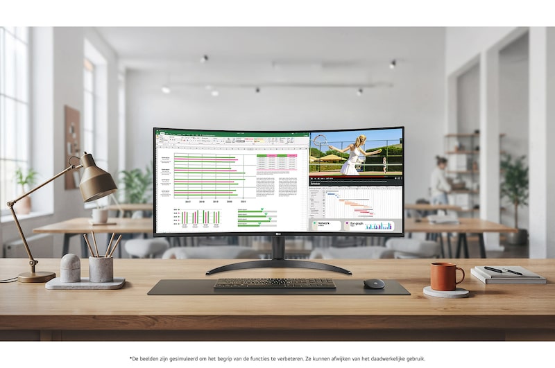LG Monitor 34WR50QK in een moderne thuiswerkplek, toont het gebogen 21:9 UltraWide Scherm waarop tegelijkertijd spreadsheet- en videotoepassingen draaien.
