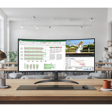 LG Monitor 34WR50QK in een moderne thuiswerkplek, toont het gebogen 21:9 UltraWide Scherm waarop tegelijkertijd spreadsheet- en videotoepassingen draaien.