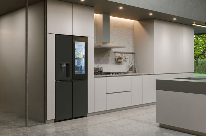 LG Multi-Door Koelkast GMG860EPBE in een matzwarte afwerking, naadloos geïntegreerd in een moderne, minimalistische keuken met lichtgrijze kasten.