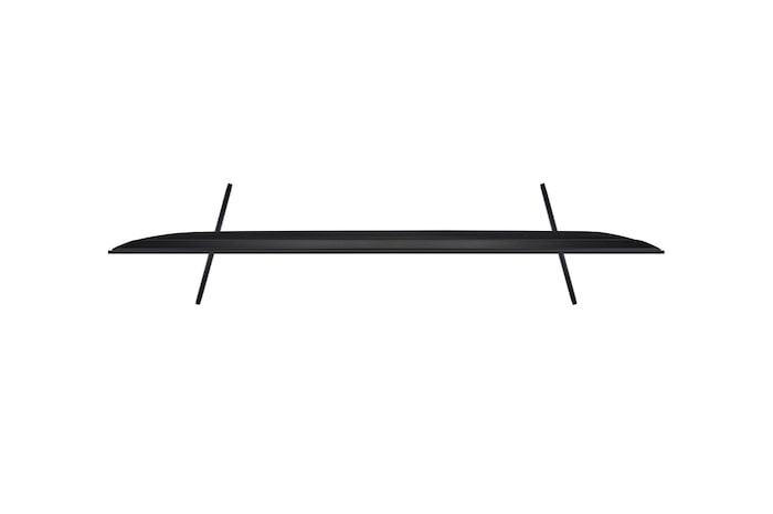LG TV-scherm met een AI Magic Remote op de voorgrond. De AI-knop is gemarkeerd en een tekstballon toont tekst, stel een film voor die ik leuk vind. Op het scherm zien we het gebruikerspictogram E, dat aangeeft hoe AI Voice ID in staat was om te identificeren welke gebruiker het was en gepersonaliseerde aanbevelingen te geven op basis van alleen hun stem.