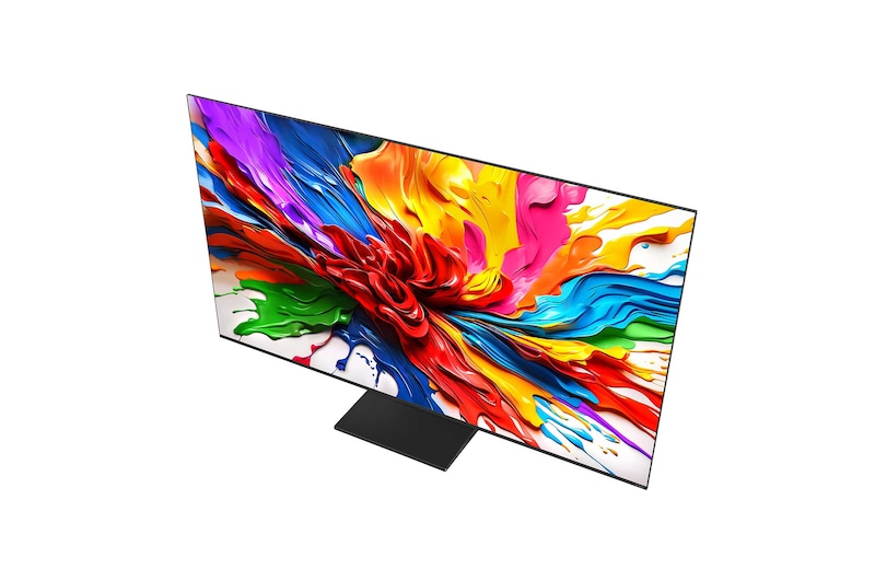 Een gezin zit op een bank met uitzicht op een LG QNED TV boven een TV-meubel en een klein meisje wijst naar een scherm waarop twee dolfijnen te zien zijn. De titel beschrijft hoe je kunt genieten van een hoge resolutie op een groot scherm.