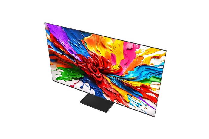 Een gezin zit op een bank met uitzicht op een LG QNED TV boven een TV-meubel en een klein meisje wijst naar een scherm waarop twee dolfijnen te zien zijn. De titel beschrijft hoe je kunt genieten van een hoge resolutie op een groot scherm.