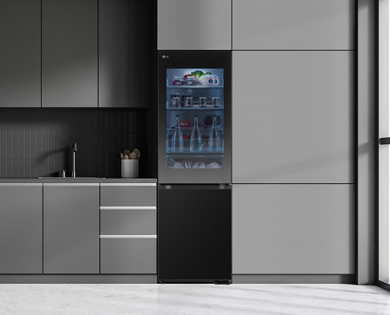 Een strakke en moderne keuken met een koelkast die naadloos in de keukenkasten opgaat als een inbouwmodel.