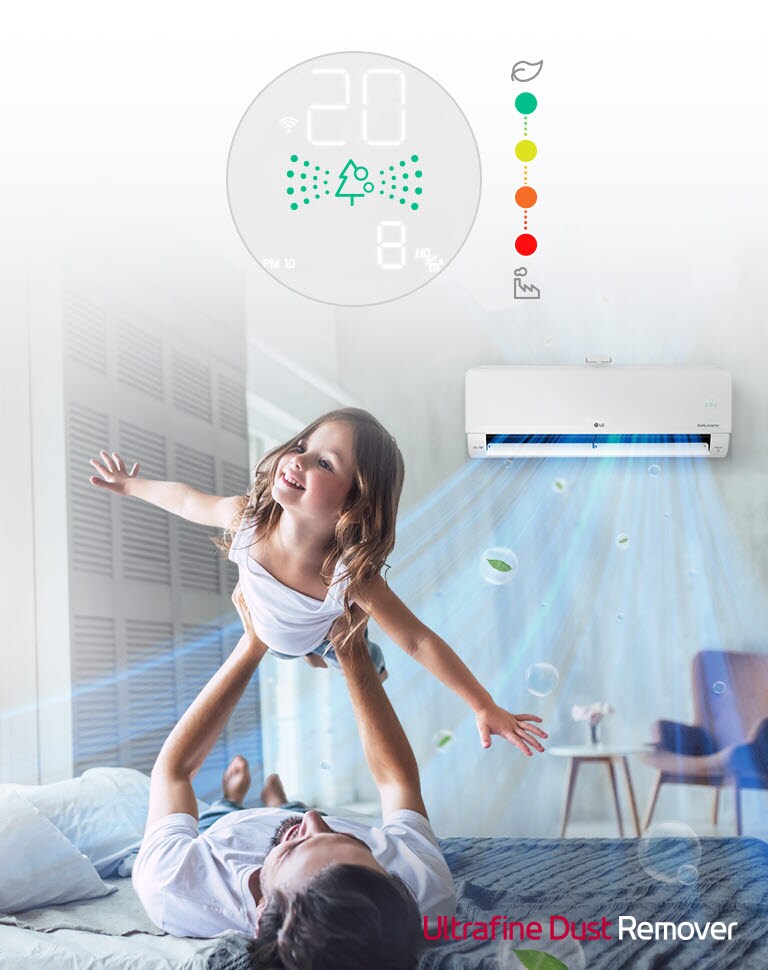 Een vader ligt op een bed en speelt met zijn dochter. Op de achtergrond staat een airconditioner met blauwe luchtlijnen die naar binnen stromen en waar stof zichtbaar is. Naar buiten komen groene belletjes die aangeven dat de lucht schoon is. Het ultrafijnstof-verwijderingslogo staat in de hoek. Een cirkel toont een uitvergroot beeld van het luchtkwaliteitspaneel op het apparaat met goede kwaliteit en een regenboog aan de zijkant die van rood naar groen gaat en laat zien wat de kleuren zijn en wat ze aangeven op het apparaat.