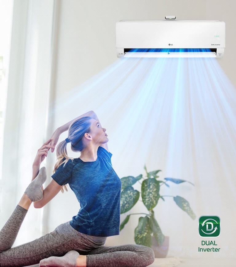 Een vrouw strekt zich uit op de vloer. Op de achtergrond is de airconditioner en blauwe lucht stroomt over de vrouw en de kamer. Het DUAL Inverter-logo staat in de rechter benedenhoek.