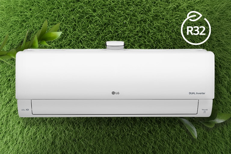 De LG-airconditioner is geïnstalleerd op een muur van gras. Het R32-logo voor energie-efficiëntie staat in de rechterbovenhoek.