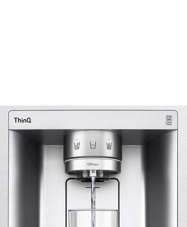 Video toont UVnano-dispenser: zoom op druppels die bacteriën verminderen, dan water in glas gegoten.