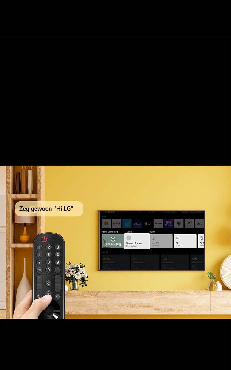 Iemand houdt een afstandsbediening voor het tv-scherm. In een tekstballon staat "Zeg maar Hi LG".