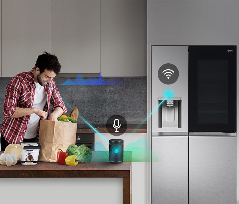 Een man haalt boodschappen uit een tas en zegt tegen de AI-speaker: ""zet express freeze aan"". Met microfoon-icoon.