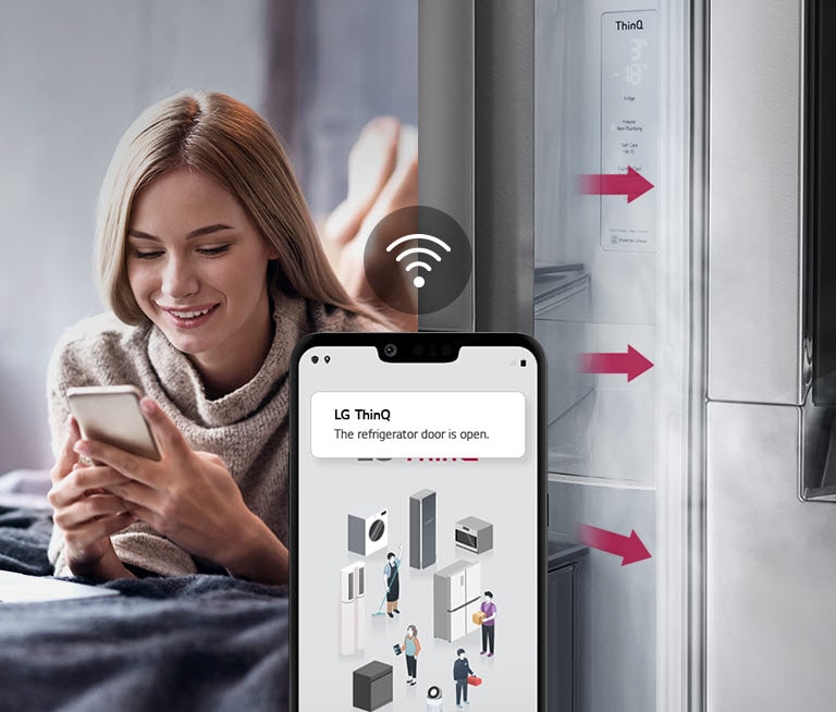 Een vrouw ligt op bed en kijkt op haar telefoon met de LG ThinQ-app, wifi-icoon zichtbaar