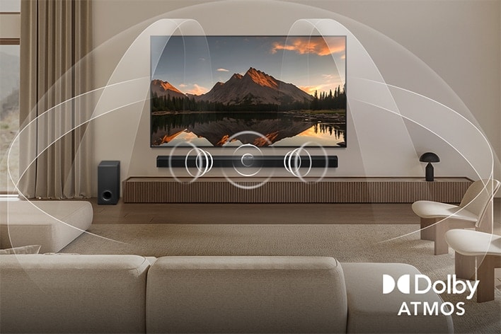 Woonruimte met OLED LG TV met LG Soundbar. Graphics van het televisiescherm en de luidsprekers laten zien hoe Dolby Atmos de ruimte vult met surroundgeluid uit alle hoeken. Dolby Atmos-logo in de hoek.