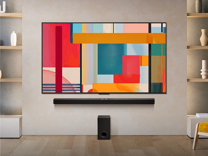 LG QNED TV aan de muur boven een LG Soundbar in een moderne woonkamer. LG QNED TV toont een abstracte achtergrond in groen, rood en oranje.	