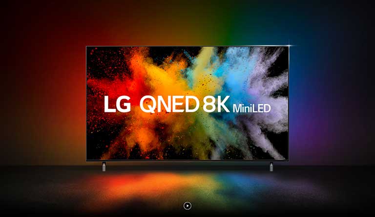 Typo-motie van QNED en NanoCell overlappen elkaar en exploderen in kleuren. LG QNED 8K miniLED logo verschijnt op tv.
