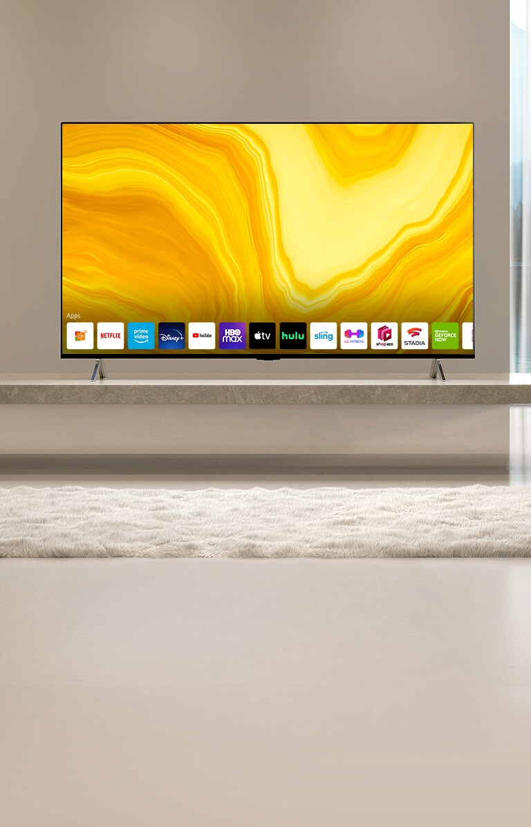 Er wordt een lijst met grafische gebruikersinterfaces van het LG QNED-startscherm weergegeven die naar beneden scrollen. Scène verandert om tv te tonen die in de gele woonkamer is geplaatst.
