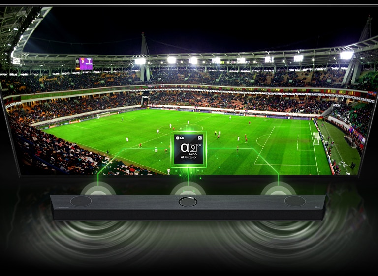 Er staat een afbeelding van de Alpha 9 Chip op de tv en een soundbar er vlak onder. Op de tv worden achtereenvolgens het scherm van het voetbalstadion, een vrouw die over een strand loopt en de concertzaal getoond. Op de soundbar verandert het geluidsgolfeffect al naar gelang het scherm.