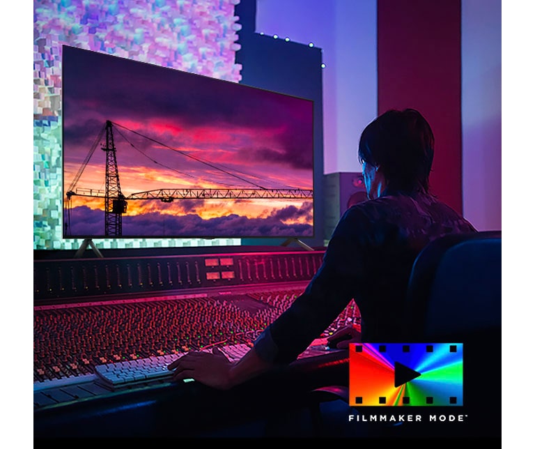 Een man in een donkere montagestudio kijkt naar een LG TV die de zonsondergang weergeeft. Rechtsonder in beeld staat een FILMMAKER Mode logo.