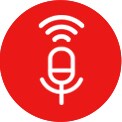 Een vrouw zit bij een raam en geeft een spraakopdracht aan de AI‑speaker, die verbinding maakt met de wasmachine.