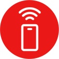 Links een man kijkt op zijn telefoon, rechts staat de wasmachine met groen lampje; in het midden de LG ThinQ‑app.
