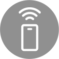 Links een man kijkt op zijn telefoon, rechts staat de wasmachine met groen lampje; in het midden de LG ThinQ‑app.