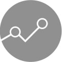 In de wasruimte toont een telefoon de LG ThinQ‑app met onderhoudsinfo en energieverbruik, met wifi‑icoon.