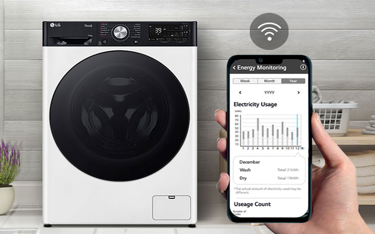 In de wasruimte toont een telefoon de LG ThinQ‑app met onderhoudsinfo en energieverbruik, met wifi‑icoon.