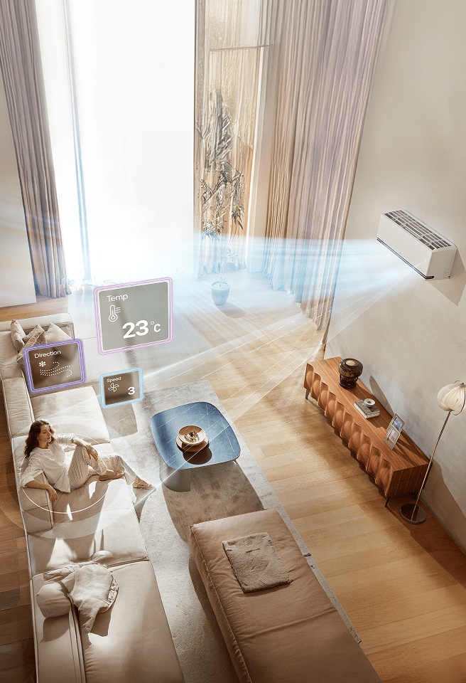 De LG DUAL Inverter airconditioner koelt een moderne woonkamer met uitzicht op zee, aangedreven door ThinQ AI-technologie.