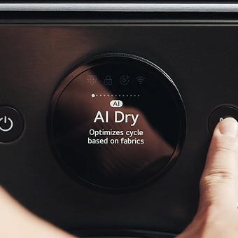 Gebruiker selecteert het AI Dry-programma op de LG-droger met behulp van een digitale draaiknop.