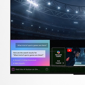 Op het LG OLED TV-scherm wordt getoond hoe AI Search werkt. Een klein chatvenster laat zien hoe de gebruiker vroeg naar beschikbare sportwedstrijden. AI Search reageert via chat én met miniaturen van verschillende beschikbare inhoud. Er is ook een prompt om Microsoft Copilot iets te vragen.