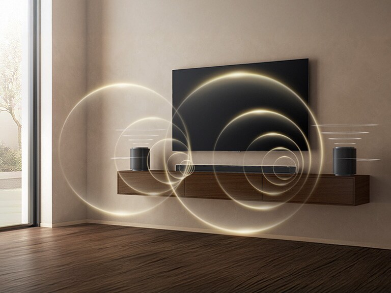 LG Sound Suite met een paar luidsprekers en soundbar geplaatst bij een tv, die een rijk surround soundsysteem voor tv levert met volledige Dolby Atmos