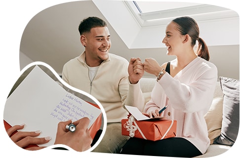 Afbeelding van broers en zussen die een brief schrijven