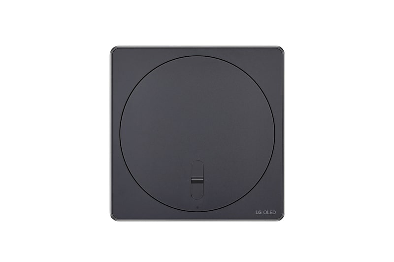 Een LG OLED evo M4 vanuit een hoek gemonteerd op de muur in een heldere, moderne woonkamer. Een Zero Connect Box op een tafel ervoor, en een rood wifisignaal en rode straal die naar de tv gaat. De woorden “clutter FREE” (opgeruimd) verschijnen in de hoek rechtsonder.