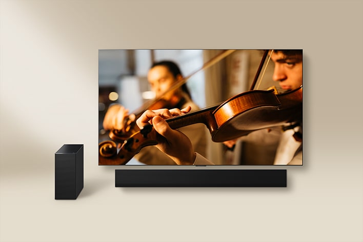 Een LG TV met een LG Soundbar en externe luidspreker. Op het scherm speelt een violist.
