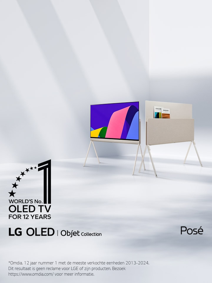 Twee LG OLED Posé-tv’s in een strakke, minimalistische ruimte. Eén tv laat de voorkant van het product zien met een kunstwerk op het scherm. Van de andere tv is de achterkant te zien die een handige opbergoplossing heeft. Achterin zien we een paar tijdschriften liggen. Het embleem ‘De beste OLED TV ter wereld voor 12 jaar’ staat in een hoek. De productlogo’s van LG OLED Objet Collection en Posé zijn ook te zien.