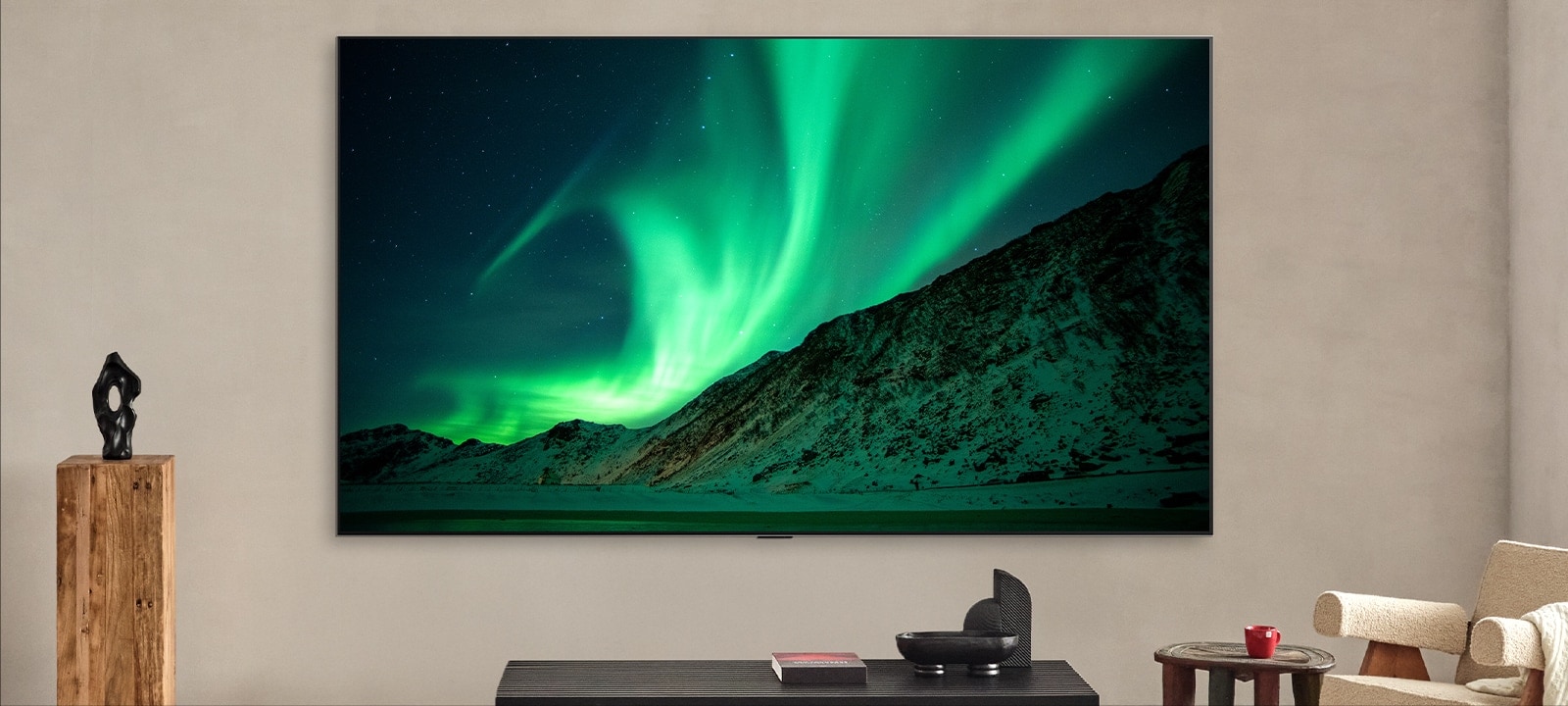 La LG TV dans un espace de vie moderne de jour. L’étiquette dit « jour ». AI Brightness Control garantit que l’image des aurores boréales sur la TV est affichée avec le niveau de luminosité parfait en fonction de la lumière dans la pièce.