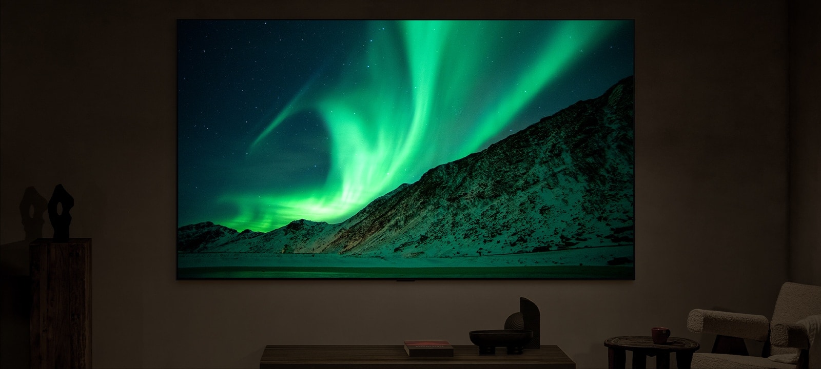 La LG TV dans un espace de vie moderne le soir. L’étiquette dit « nuit ». AI Brightness Control garantit que l’image des aurores boréales sur la TV est affichée avec le niveau de luminosité parfait en fonction de la lumière dans la pièce