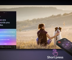 Télécommande AI Magic Remote de LG en face d’un écran de LG TV. L’écran affiche un message d’accueil personnalisé de LG AI avec des mots clés personnalisés en fonction de l’historique de recherche et de visionnage de l’utilisateur. À côté de la télécommande se trouve une icône et une étiquette montrant que la fonctionnalité AI Concierge est facilement accessible en appuyant brièvement sur le bouton IA.