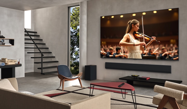 Un salon avec une LG TV et une LG Soundbar. Un concert est diffusé à l’écran. Une violoniste se trouve devant un orchestre. Des cercles concentriques émanent de la TV, montrant comment AI Acoustic Tuning scanne la pièce et ajuste le son à votre espace.