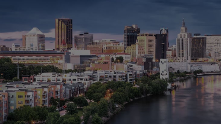Een saai stadsgezicht met lage resolutie. Dan verschijnt de alpha 11 AI-processor. Verschillende cirkelpictogrammen bewegen over het stadslandschap en laten zien hoe de processor elk element in het frame analyseert. De processor pulseert met kracht en het beeld van het stadslandschap is dankzij AI Super Opschalen ineens helderder, gedetailleerder en heeft een 4K-resolutie. Een saai stadsgezicht met lage resolutie. Dan verschijnt de alpha 11 AI-processor. Verschillende cirkelpictogrammen bewegen over het stadslandschap en laten zien hoe de processor elk element in het frame analyseert. De processor pulseert met kracht en het beeld van het stadslandschap is dankzij AI Super Opschalen ineens helderder, gedetailleerder en heeft een 4K-resolutie.