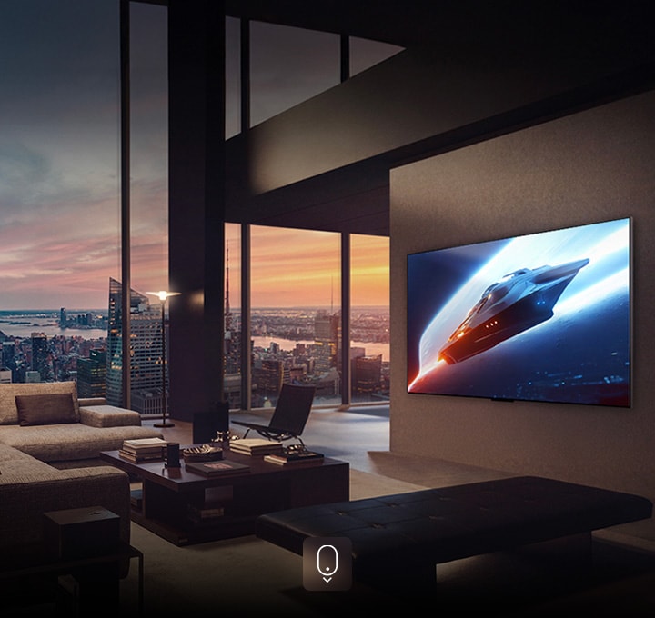 Elegante woonkamer in een penthouse-appartement. Prachtig stadsgezicht zichtbaar door het raam. Een man zit op de bank en kijkt naar een programma op de aan de muur bevestigde televisie.