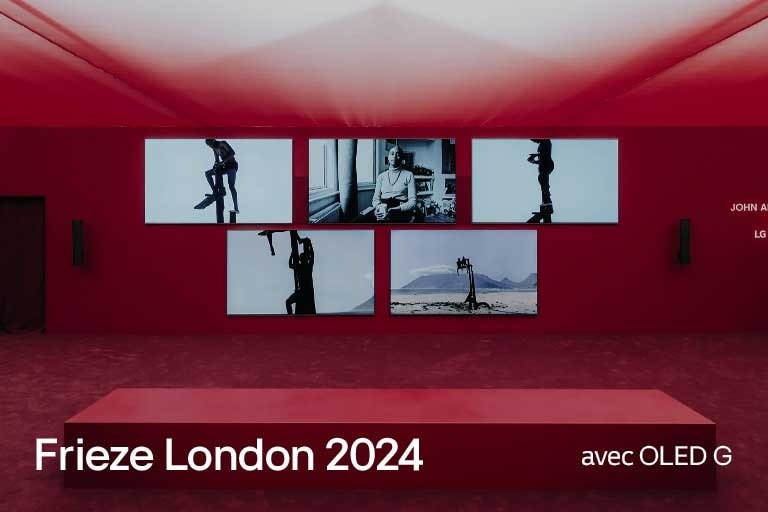 Chambre rouge avec plusieurs modèles LG OLED G représentant des œuvres d’art.