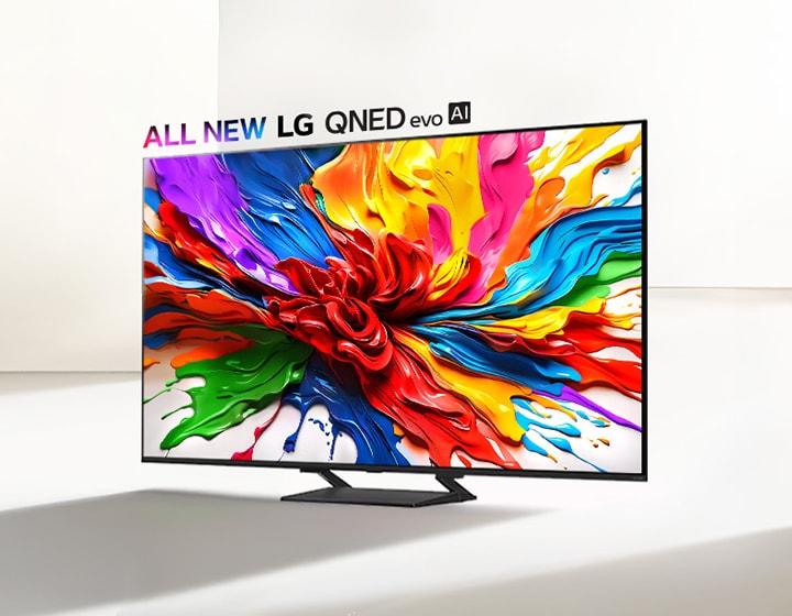 LG QNED TV op een standaard in een grotendeels witte ruimte. Het TV-scherm geeft een kleurrijke verfspat weer om te laten zien hoe QNED TV’s een breed palet aan kleuren kan weergeven met een prettig contrast. Het volledig nieuwe LG QNED evo AI-logo is te zien boven de TV.