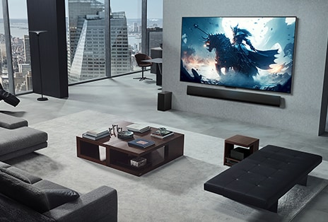Woonkamer met iemand die een videogame speelt op zijn LG True Wireless TV met LG Soundbar die op de wand zijn gemonteerd. Hij heeft een controller in zijn hand, maar de spelcomputer is niet meteen zichtbaar. Er zijn ook geen draden zichtbaar. De Zero Connect Box is opgeborgen en nauwelijks zichtbaar onder een bijzettafeltje.