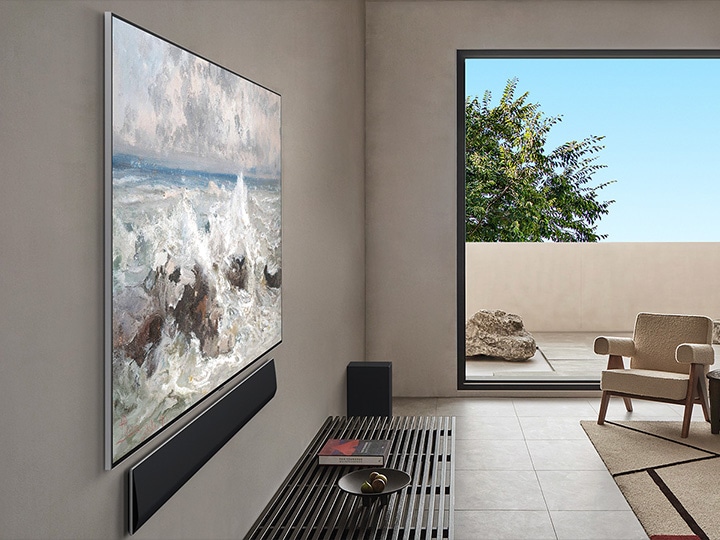 Woonkamer in een premium woning. Schuin zijaanzicht van een aan de muur gemonteerde LG OLED TV. Je kunt zien dat er geen ruimte is tussen de TV en de muur.