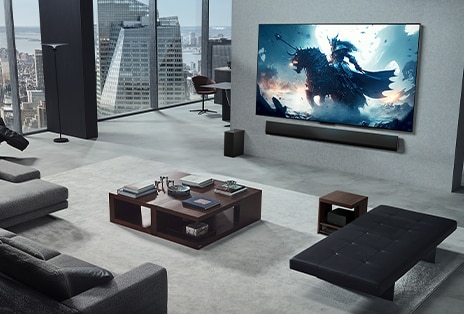 Woonkamer met iemand die een videogame speelt op zijn LG True Wireless TV met LG Soundbar die op de wand zijn gemonteerd. Hij heeft een controller in zijn hand, maar de spelcomputer is niet meteen zichtbaar. Er zijn ook geen draden zichtbaar. De Zero Connect Box is opgeborgen en nauwelijks zichtbaar onder een bijzettafeltje.