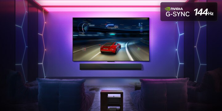 LG OLED M5 TV met een game die wordt gespeeld op het scherm, een demonstratie van de soepele en naadloze gameplay. Zero Connect Box is in beeld, maar past goed in de ruimte. We zien het logo van Nvidia G-Sync en het 144 Hz-logo. Gamingcertificaties zijn zichtbaar.