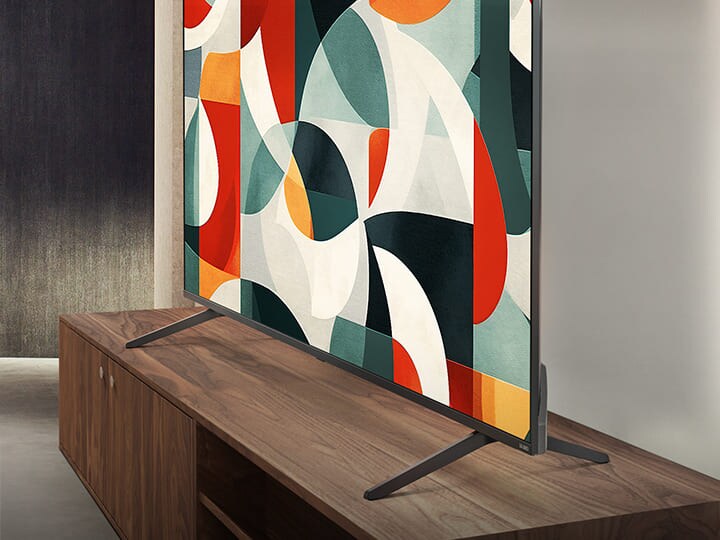 LG QNED TV boven een tv-lade in een moderne woonruimte. LG QNED TV toont een abstracte achtergrond in groen, rood en oranje.