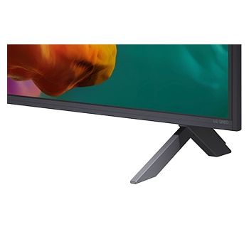 Le processeur alpha 8 AI 4K Gen3 de la LG QNED evo AI QNED85 Mini LED brille de lumière bleue sur une carte de circuit imprimé, mettant en valeur les performances de traitement de l’IA avec un traitement neuronal NPU 5,0× plus rapide, des graphiques GPU 10 % plus puissants et un débit de mémoire amélioré de 20 %.