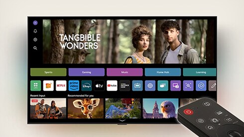 LG AI Magic Remote in gebruik. Het hele scenario laat zien hoe eenvoudig en handig de AI Magic Remote is. De startpagina van LG webOS is zichtbaar als de cursor verschijnt en er op een specifieke miniatuur wordt geklikt. Het scherm wordt gevuld. De AI-knop op de afstandsbediening wordt vervolgens gemarkeerd. LG AI Magic Remote in gebruik. Het hele scenario laat zien hoe eenvoudig en handig de AI Magic Remote is. De startpagina van LG webOS is zichtbaar als de cursor verschijnt en er op een specifieke miniatuur wordt geklikt. Het scherm wordt gevuld. De AI-knop op de afstandsbediening wordt vervolgens gemarkeerd.